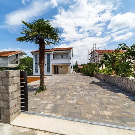Villa Christian With Pool And Sauna Malinska